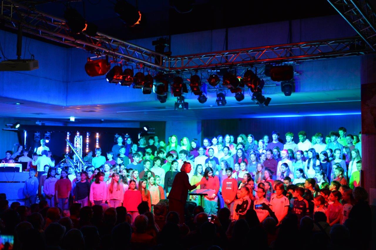 Schülerinnen und Schüler singen im Chor