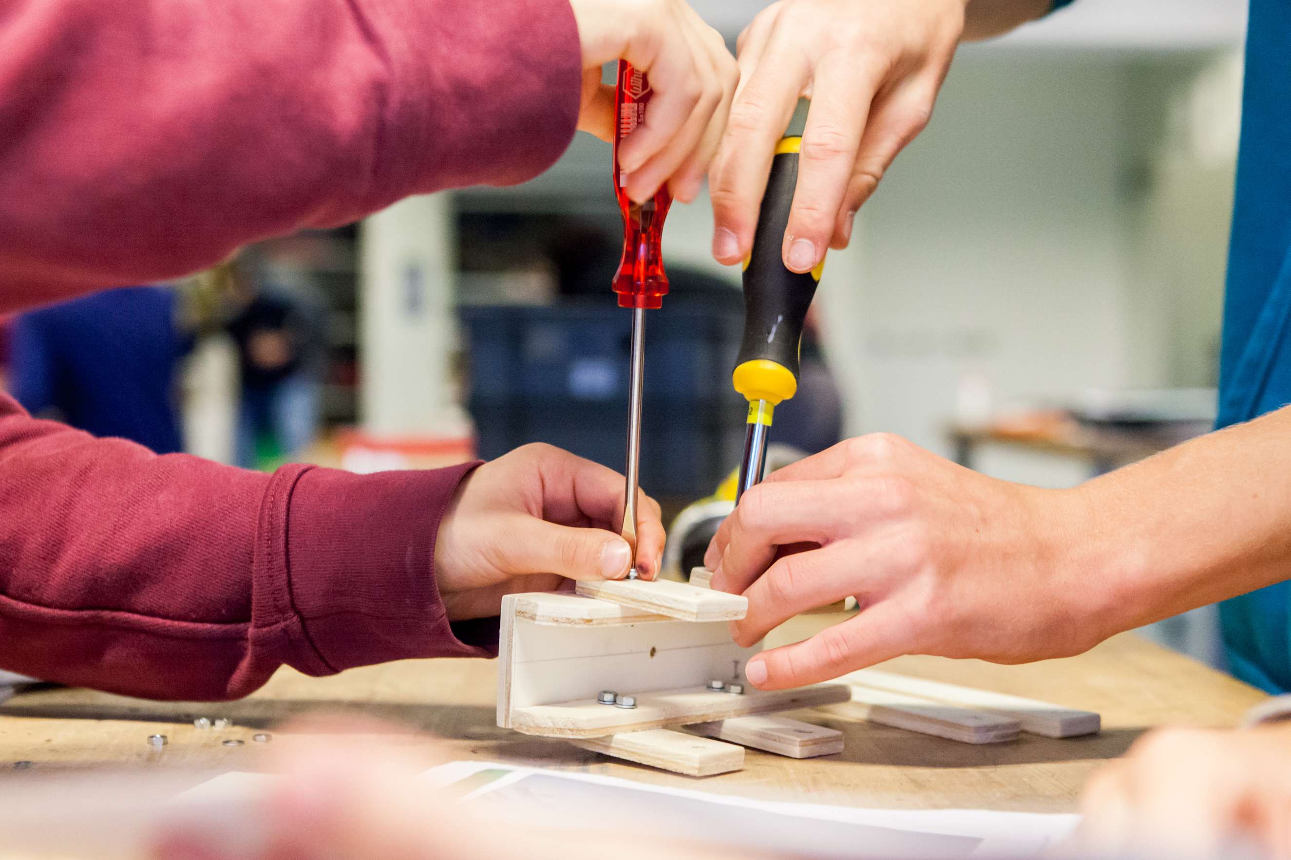 Schüler verbinden Holzstücke mit Schrauben