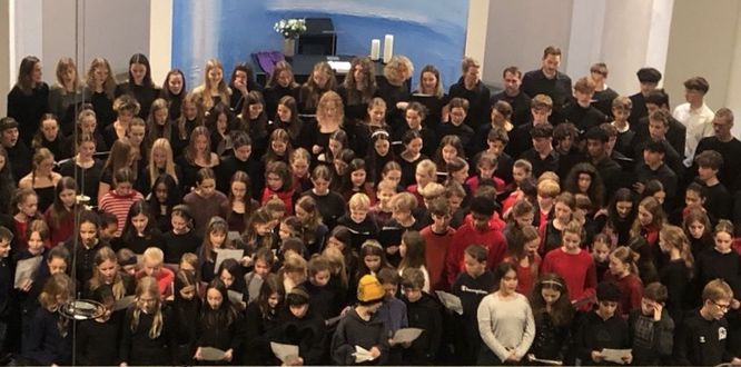 Großer Chor beim Adventskonzert 2025