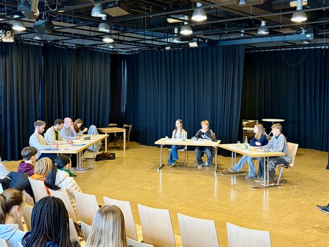 Teilnehmerinnen und Teilnehmer des Debattierwettbewerbs am Rotteck-Gymnasium