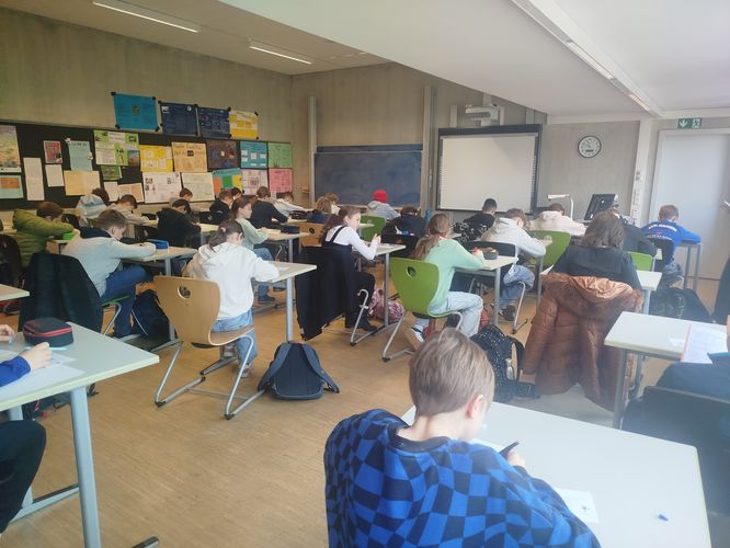 Schülerinnen und Schüler absolvieren einen Mathetest