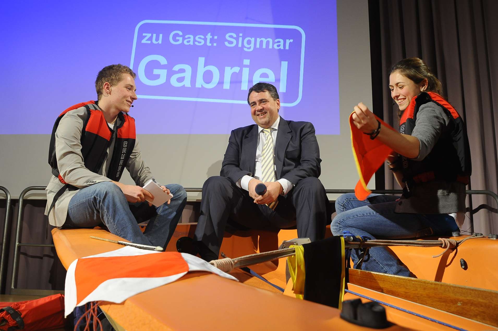 Sigmar Gabriel mit SchülermoderatorInnen auf der nachgefragt-Bühne