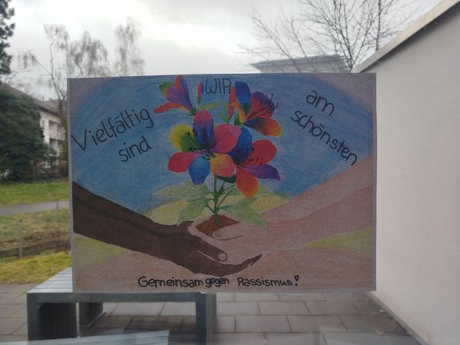 Plakat gegen Rassismus mit der Aufschrift: Vielfältig sind wir am schönsten