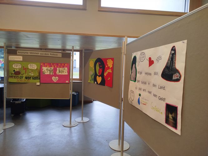 Ausstellungsständer im Rahmen der Aktionswoche "Vielfalt und Respekt"