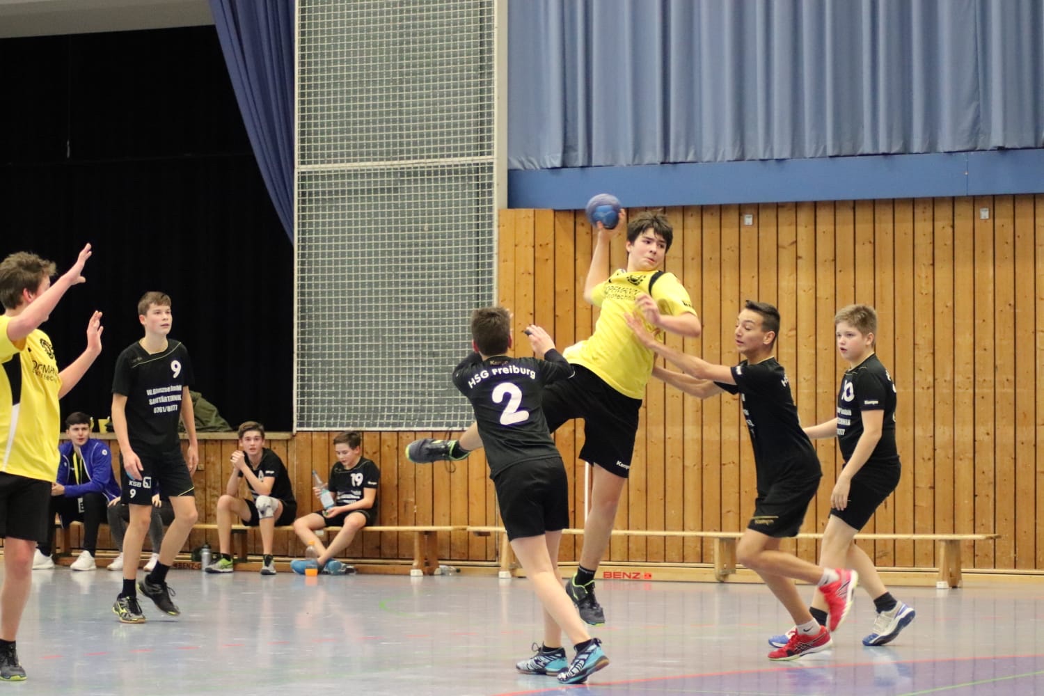 Schülergruppe spielt Handball