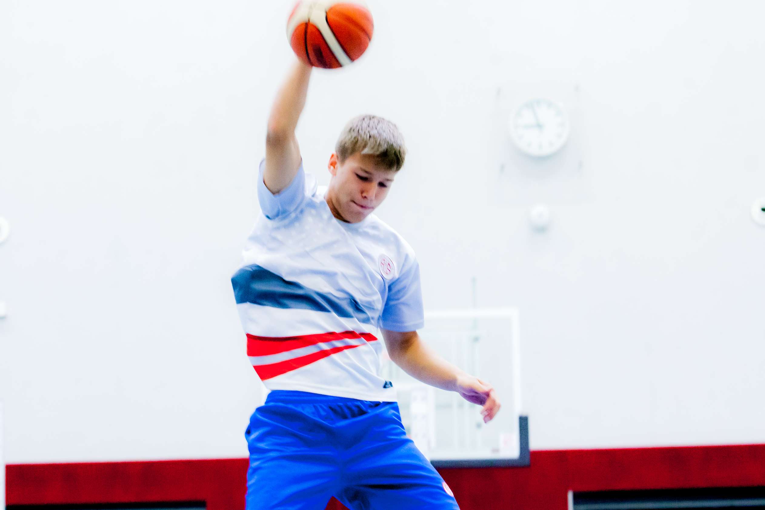 Schülerin spielt Basketball