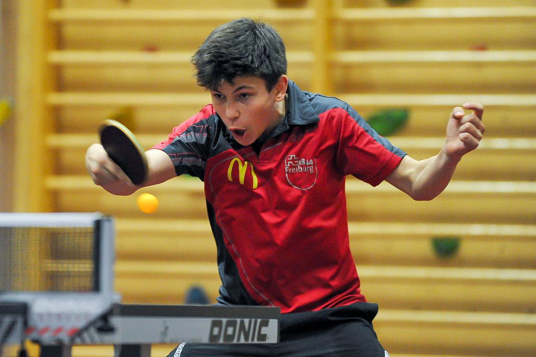 Schüler spielt Tischtennis