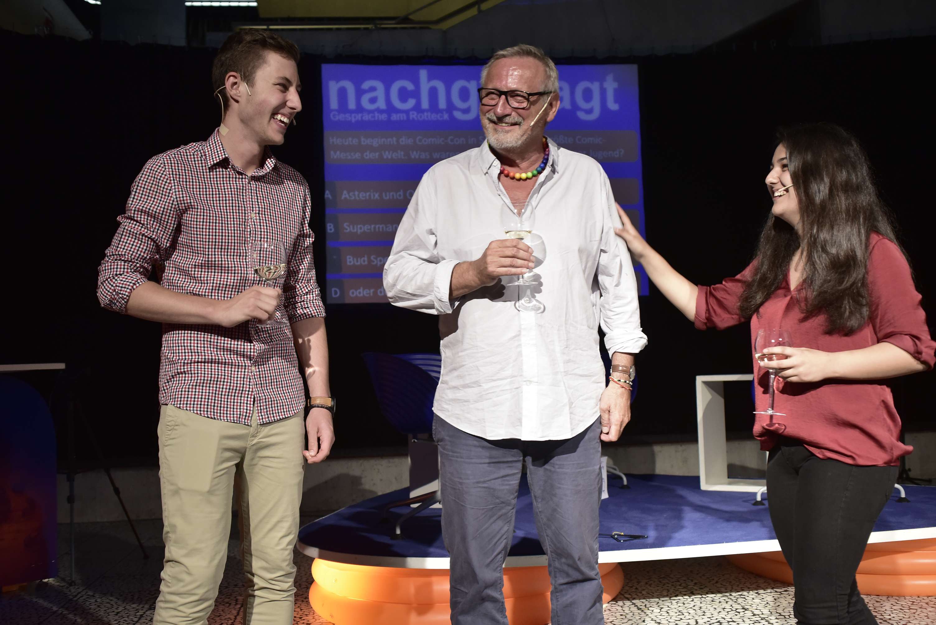 Konstantin Wecker mit SchülermoderatorInnen auf der nachgefragt-Bühne