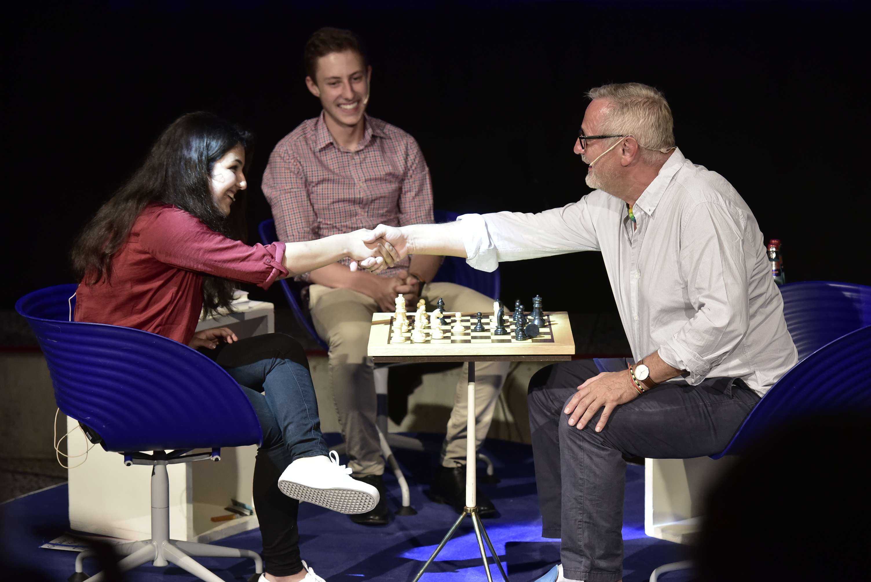 Konstantin Wecker spielt Schach mit Schülerin