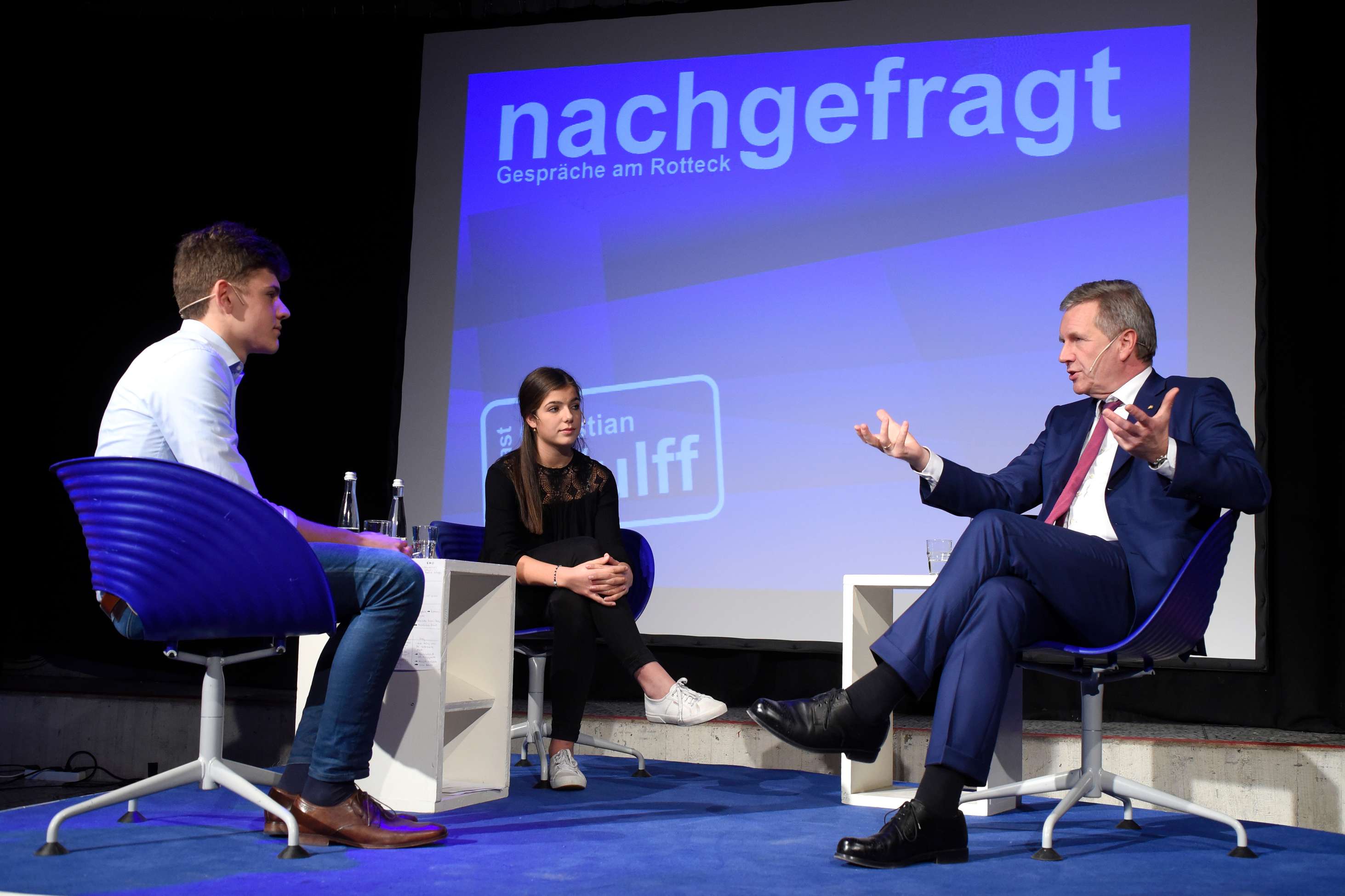 Christan Wulff redet mit SchülermoderatorInnen auf der Bühne