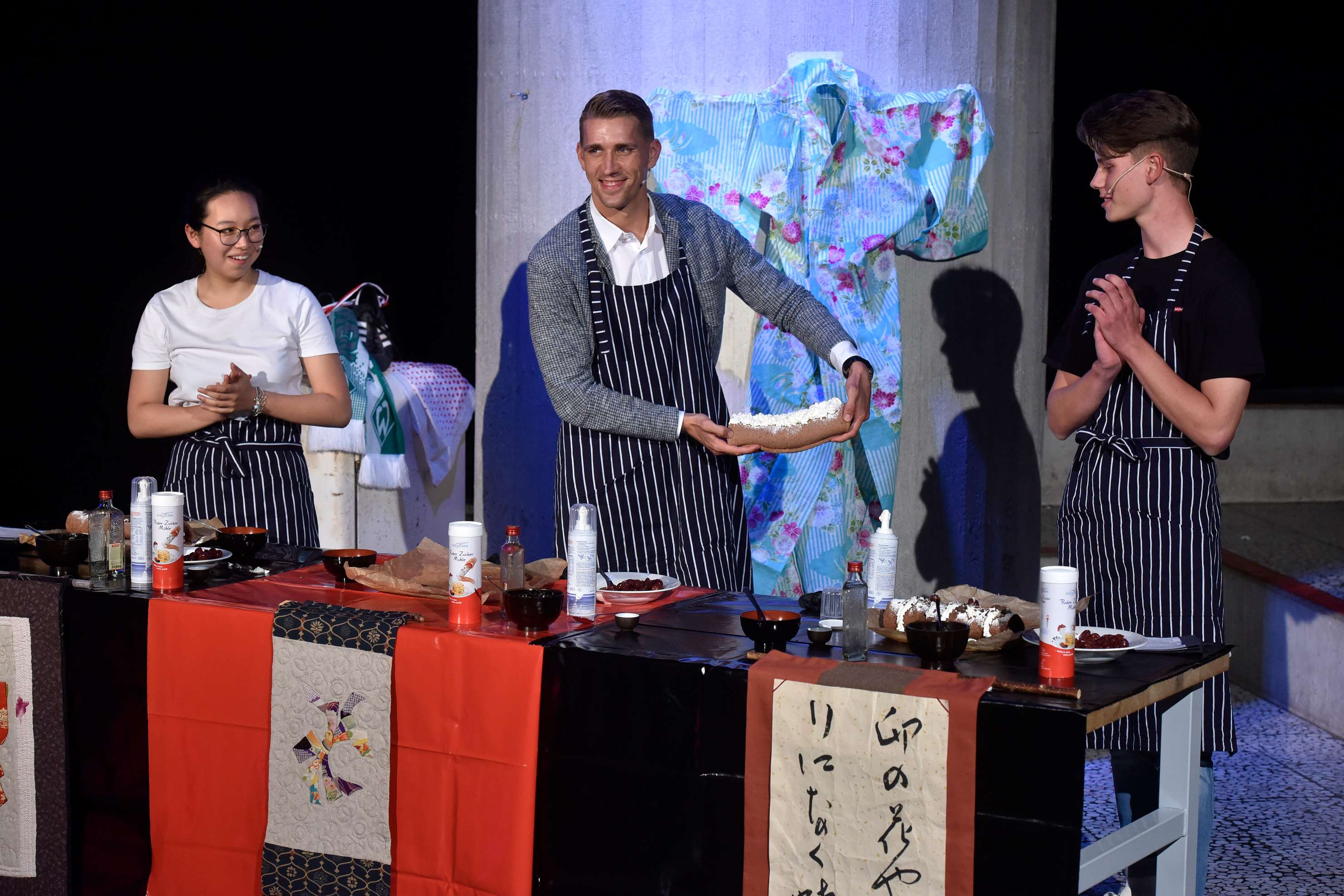 Nils Petersen bereitet mit SchülermoderatorInnen eine Schwarzwälder-Kirsch-Rolle zu