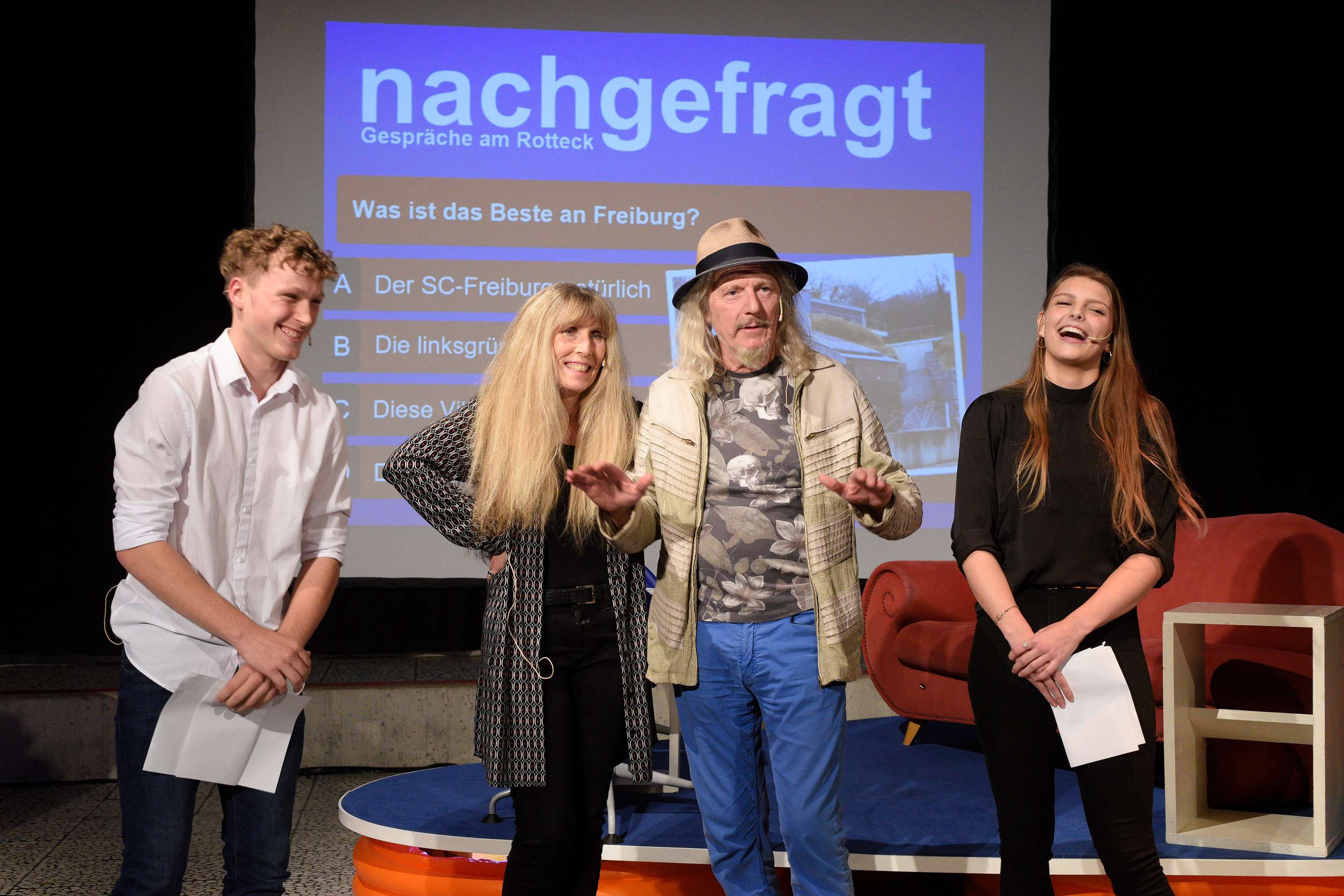 Wolfang und Helene Beltracchi mit SchülermaoderatorInnen auf der nachgefragt-Bühne