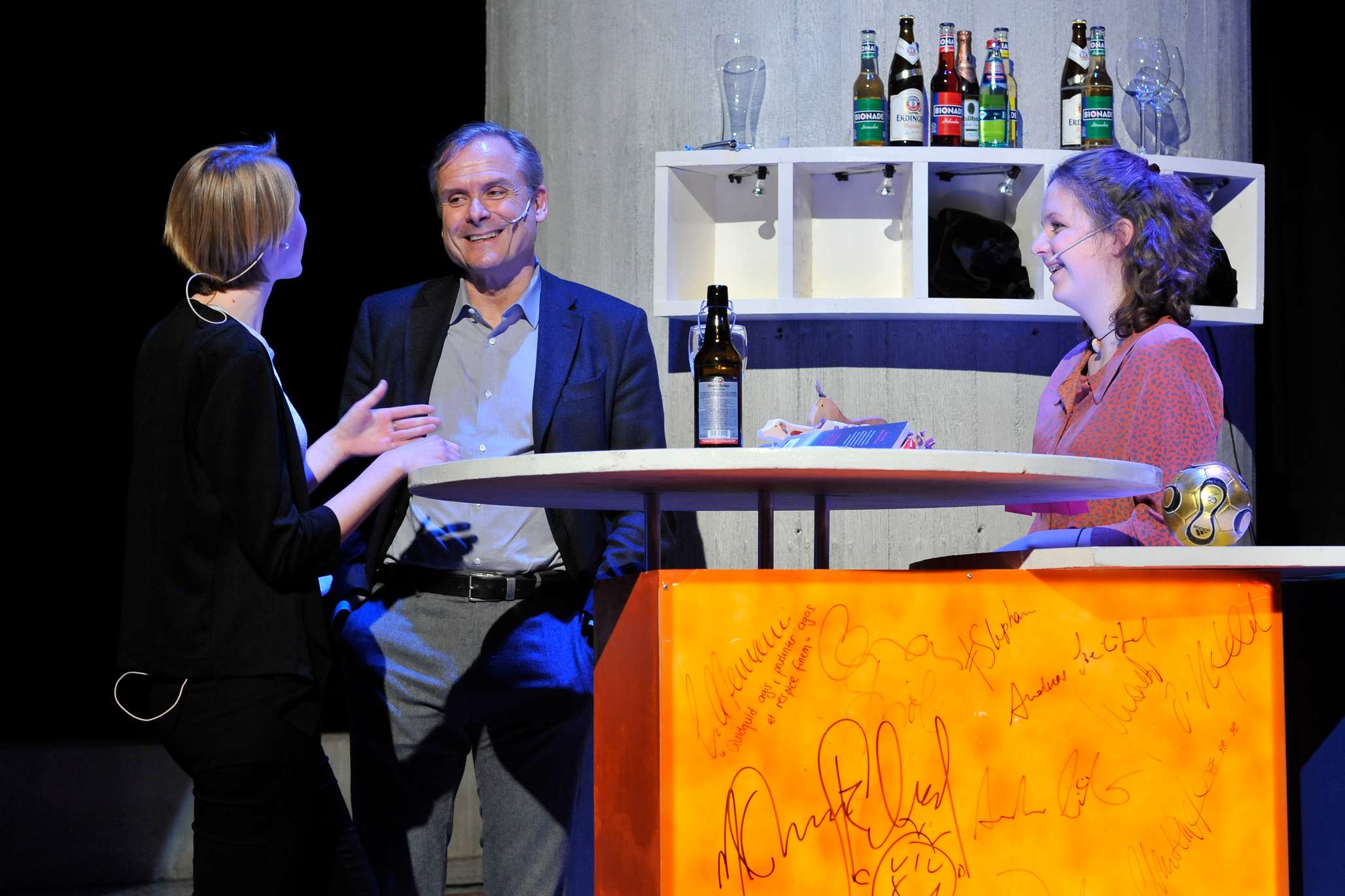 Axel Hacke redet mit SchülermoderatorInnen