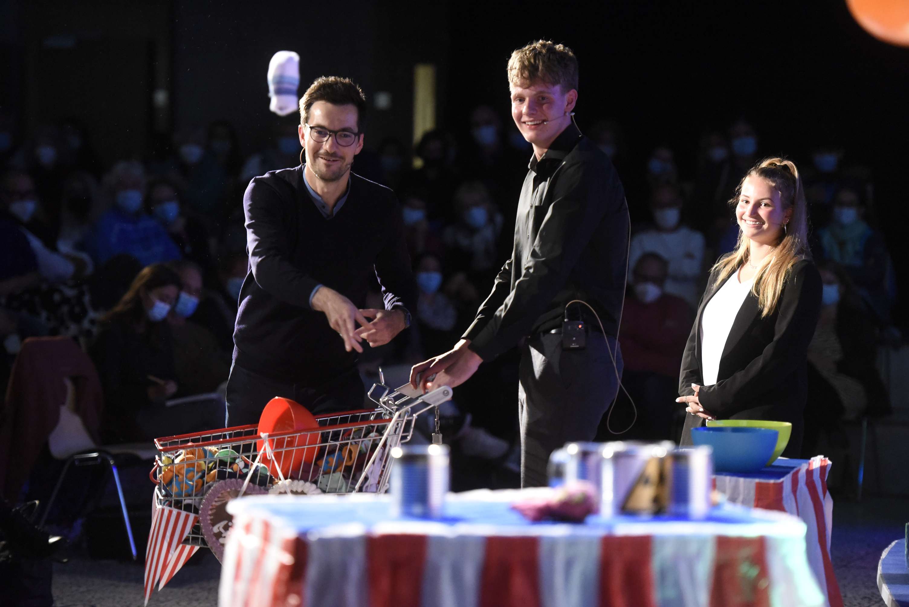 Martin Horn spielt Sockenweitwurf mit SchülermoderatorInnen