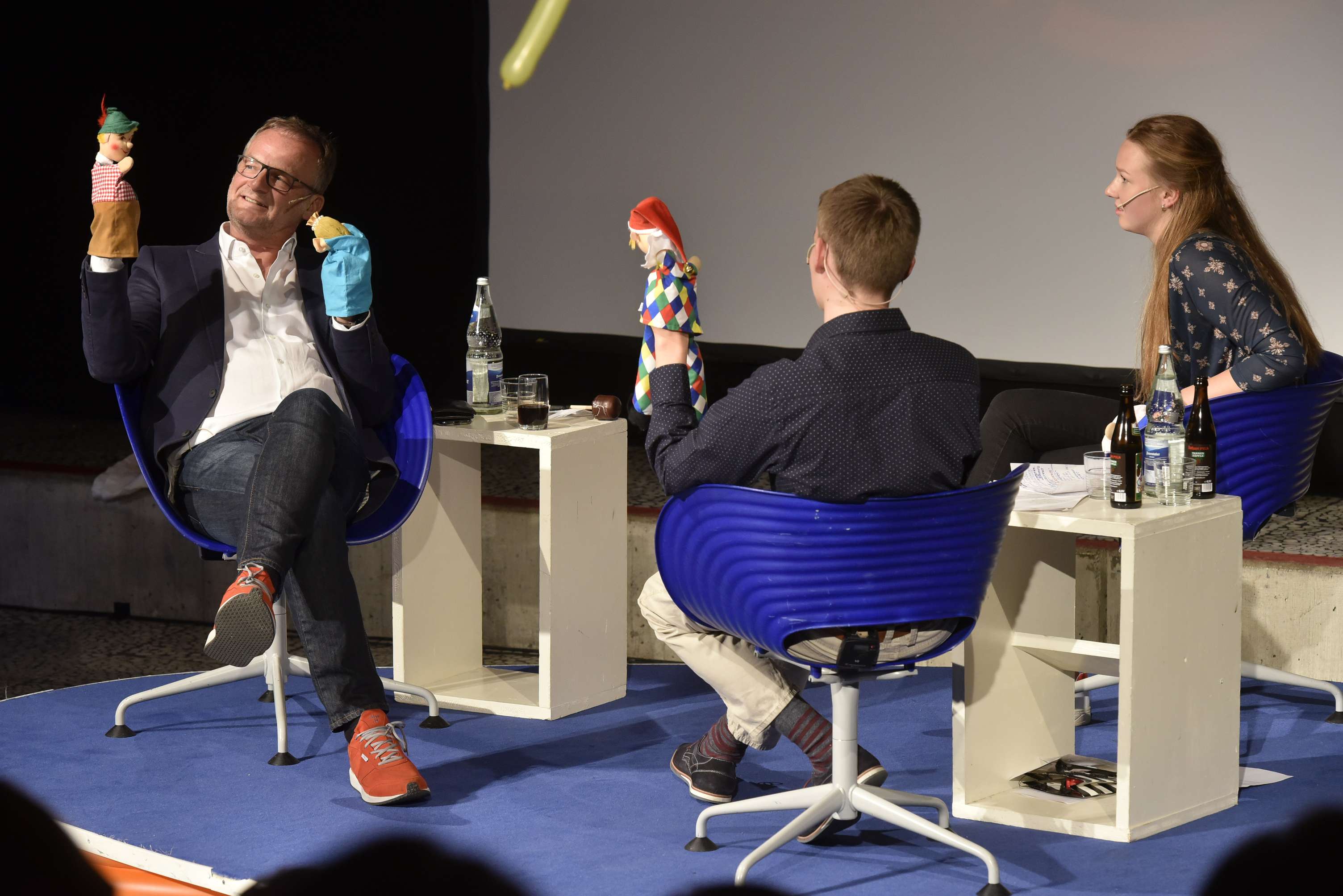 Frank Plasberg spielt mit Fingerpuppen auf der Nachgefragt-Bühne