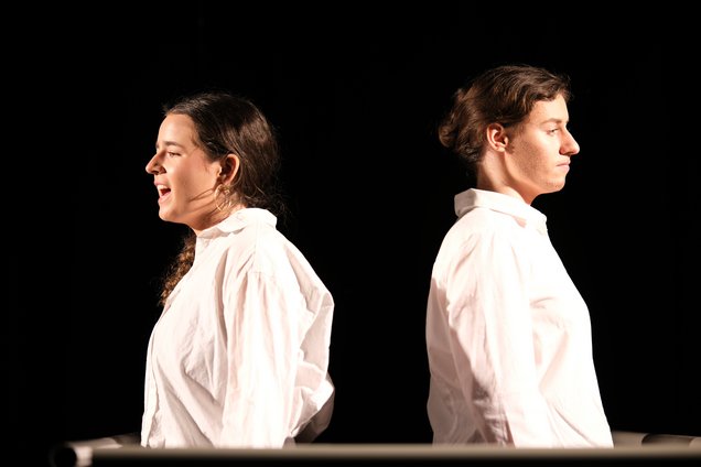 Schülerinnen spielen Theater