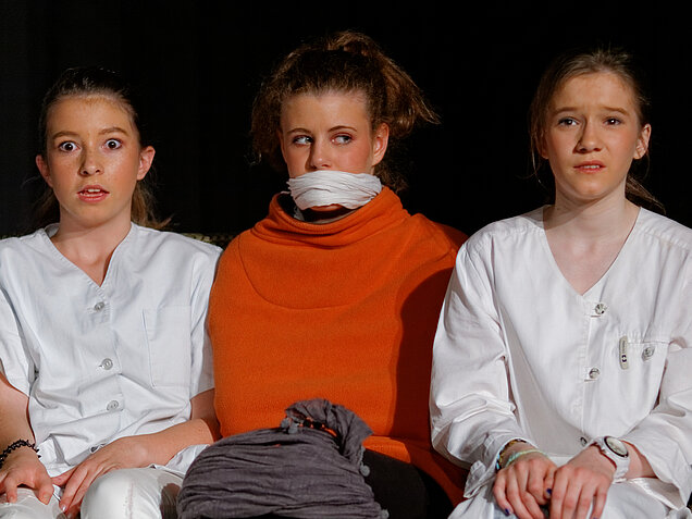 Schülerinnen und Schüler beim Theaterspiel