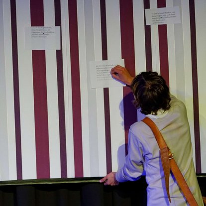 Ein Schüler spielt Theater.