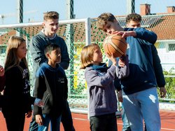 Ältere Schüler zeigen jüngeren Balltricks