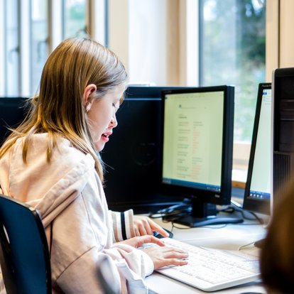 Schülerinnen arbeiten am PC