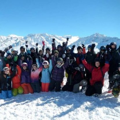 Gruppenbild mit Schülerinnen und Schülern im Schnee