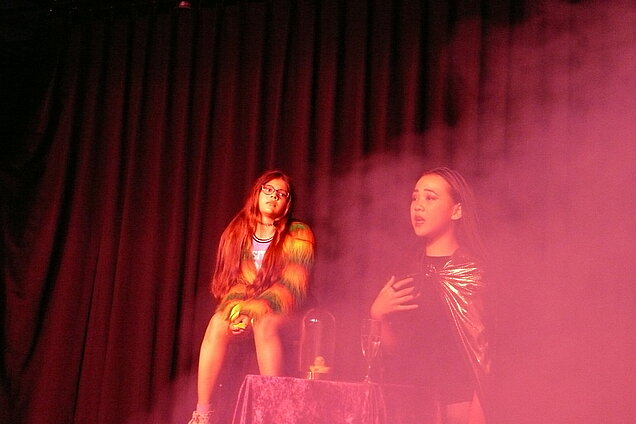 Schülerinnen spielen Theater