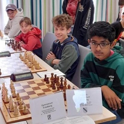 Schüler spielen Schach auf einem Turnier.