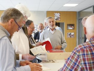 Rotteck-Alumni besichtigen das Rotteck-Gymnasium