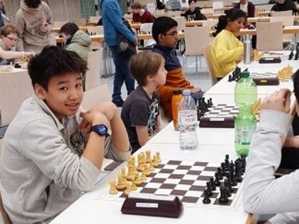 Schülerin und Schüler bei einem Schachturnier