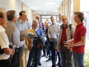 Rotteck-Alumni im Gespräch mit dem Vorsitzenden des Alumni-Vereins und Lehrer Bernd Schlabach