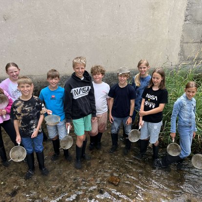 Schülerinnnen und Schüler der Natur- und Bach-AG