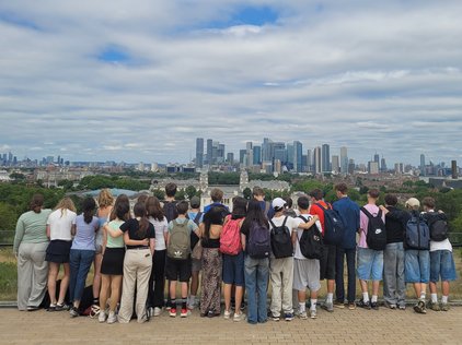 Schülerinnen und Schüler besuchen den Greenwich Park in London