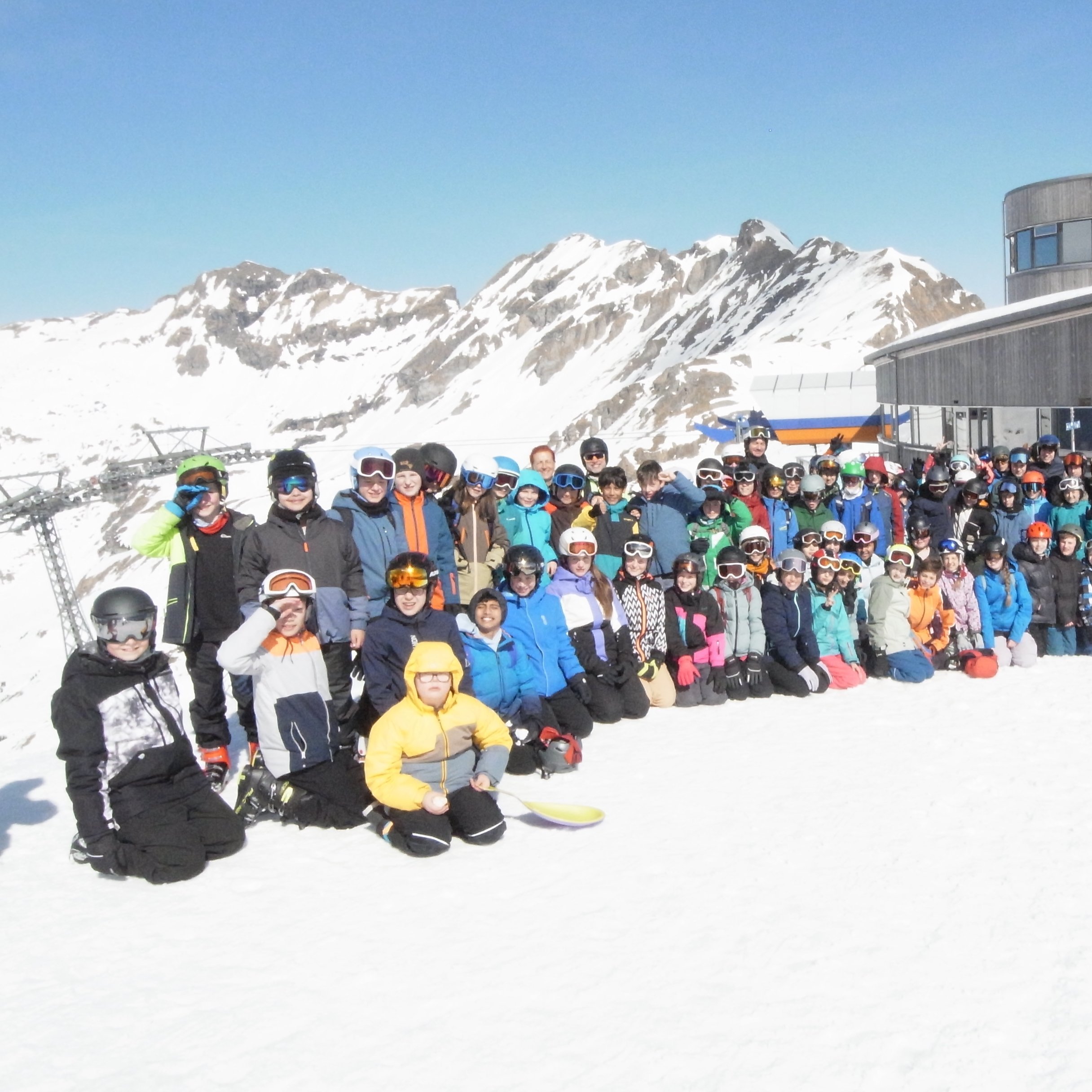 Gruppenbild mit Schülerinnen und Schüler im Schnee beim Skilift
