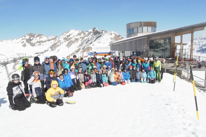 Gruppenbild mit Schülerinnen und Schüler im Schnee beim Skilift