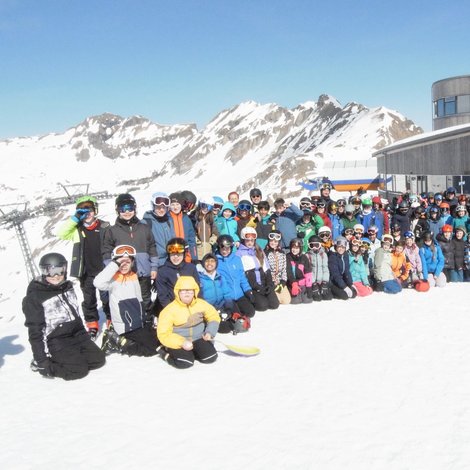 Gruppenbild mit Schülerinnen und Schüler im Schnee beim Skilift