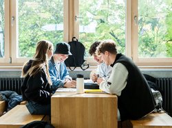 Schülerinnen und Schüler lernen gemeinsam im Sonnenflur