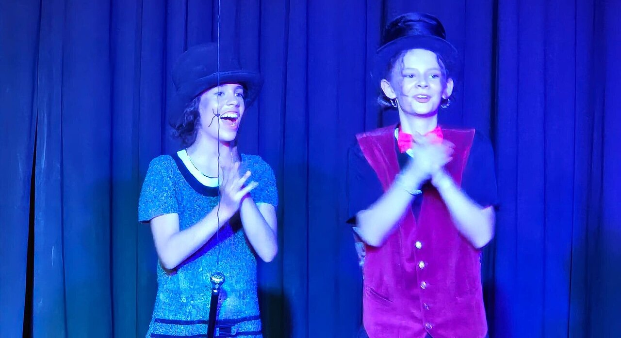 Schülerinnen spielen Theater