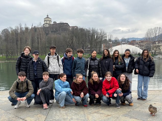 Schülerinnen und Schüler bei der Stadtrallye in Turin