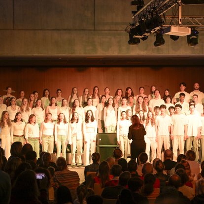 Der Große Chor singt bei einer Schulveranstaltung.