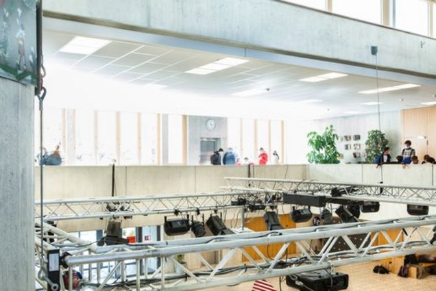 Traverse mit moderner Lichttechnik über der Aula
