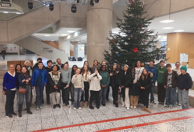 Schülerinnen und Schüler unter dem Weihnachtsbaum im Rotteck-Gymnasium
