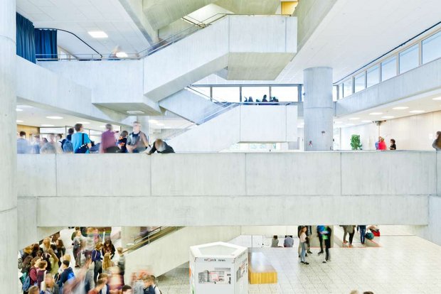 Schülerinnen und Schüler im Schulgebäude