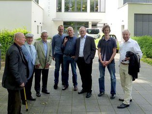 Rotteck-Alumni treffen sich vor Rotteck-Gymnasium