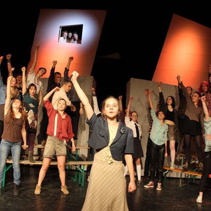 Szene eines Theaterstücks mit Schülerinnen und Schülern