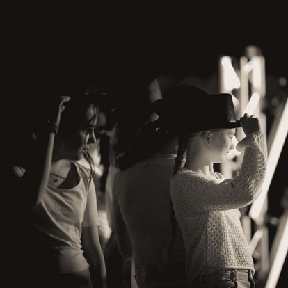 Kinder mit schwarzen Hüten in gemeinsamer Pose