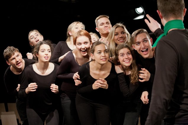 Schüler und Schülerinnen spielen Theater