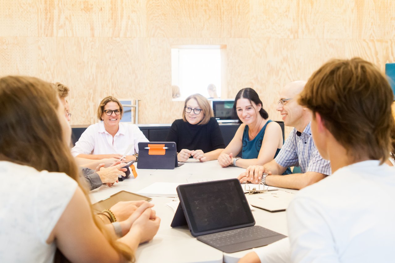 Schulleiter und Eltern treffen sich in einer Besprechung