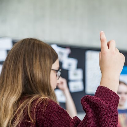 Eine Schülerin meldet sich.