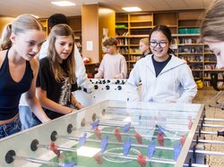 Schülerinnen spielen Tischfußball