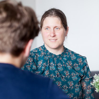 Beratungslehrerin im Gespräch mit einem Schüler